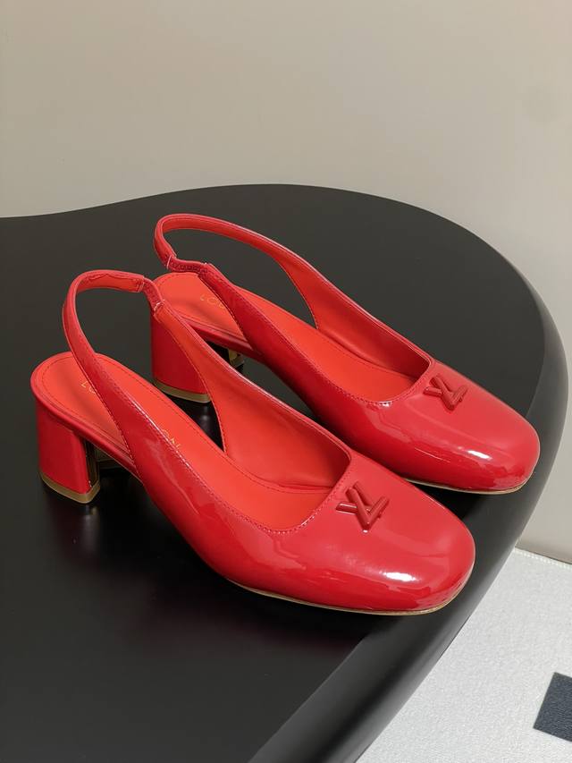 25Ss早春新款Louis Vuitton Lv Swing 高跟鞋最火最新金属跟玛丽珍后空粗跟凉鞋字母标高跟单鞋 选用柔软 皮革塑造易于穿脱的设计，以利落线条