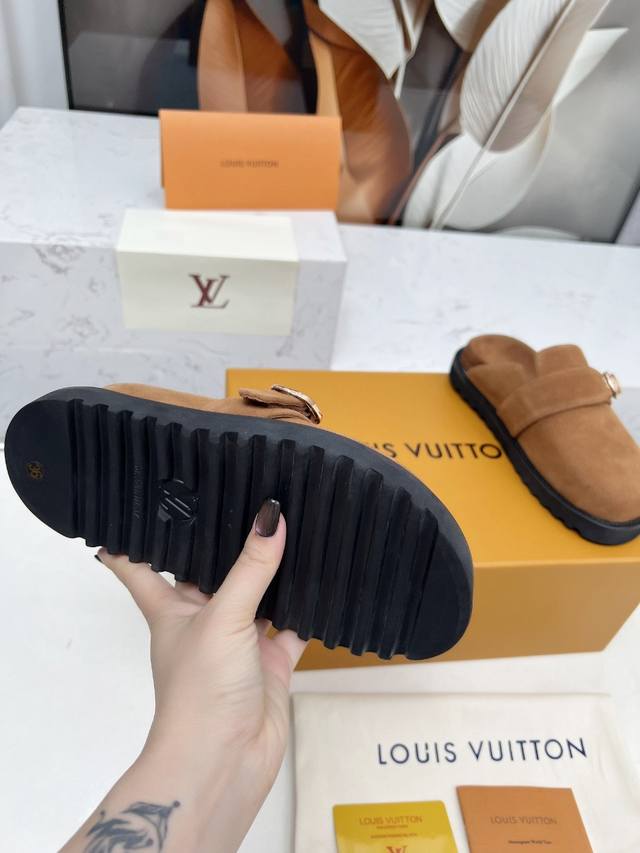 lv新款包头半拖拖 Winterbreak Comfert 平底拖鞋Lv 字母和Monogram 花卉点缀图案的皮面，搭配羊皮内里，室内外穿着皆宜。水台高密度发