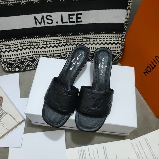 出厂价Pp皮底 ，橡胶220 Lv路易威登L家驴牌Monogram 浮雕 拖鞋 本季，Waterfront 凉拖焕新回归，鞋面扣带压印路易威登标志性的 Mono