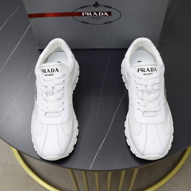 出厂价Pp： 品牌：普拉达Prada 标准码：38–44 45可订做 等级：官网同款 材料：原版牛皮拼接 舒适猪牛内里 轻便耐磨大底 款式类别：男士时尚休闲鞋靴