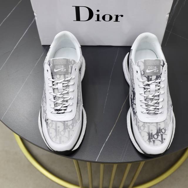 出厂价Pp： 品牌：迪奥Dior 标准码：38-44 45订做 等级：官网同款 材料：原版皮料拼接品牌布匹 舒适透气内里 轻便耐磨运动大底 款式类别：男士时尚休