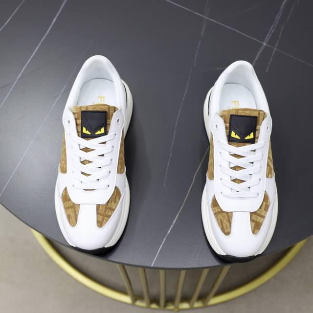 出厂价Pp： 品牌：芬迪Fendi 标准码：38-44 45订做 等级：官网同款 材料：原版皮料拼接品牌布匹 舒适透气内里 轻便耐磨运动大底 款式类别：男士时尚