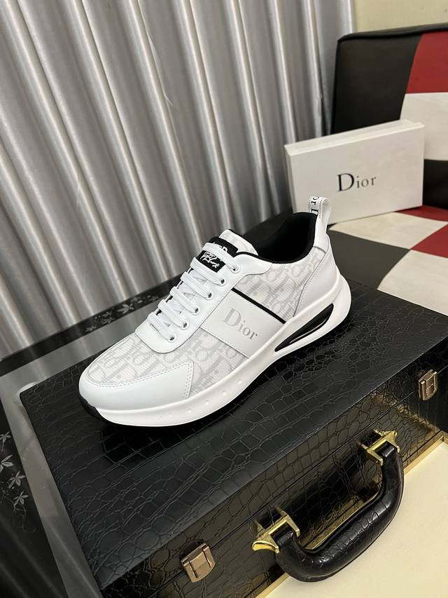 出厂价Pp： 迪奥Dior 新款休闲鞋，必爆款 ，采用潮流时尚鞋 最新爆款鞋面采用进口牛皮+专用印花面料拼接设计 ，羊皮垫脚，舒服橡胶大底 上脚轻巧舒适 实物更