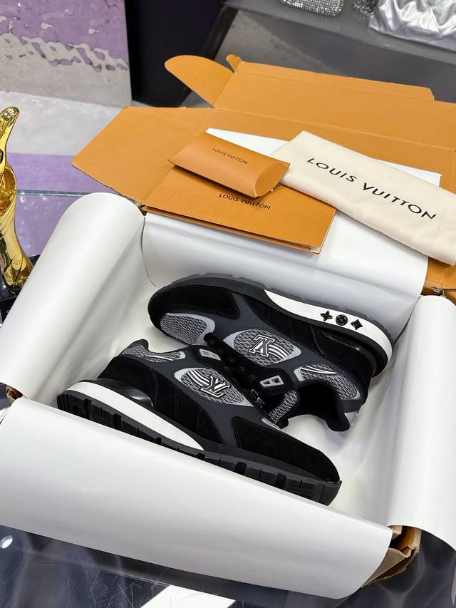 实价： 飞机盒10 原版开发顶级版本 高端包装 Lv运动鞋 专柜热卖款 2025专柜新颜色增加中 本款Run A Way运动鞋取材于进口网格面料和绒面牛皮。内里