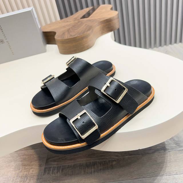 brunello Cucinelli Bc新款男士绒面皮革搭扣凉鞋，采用绒面牛皮革前带，柔软亲肤，让您轻松调节出舒适穿着感。绒面皮革鞋内底与真皮鞋外底、超轻微孔