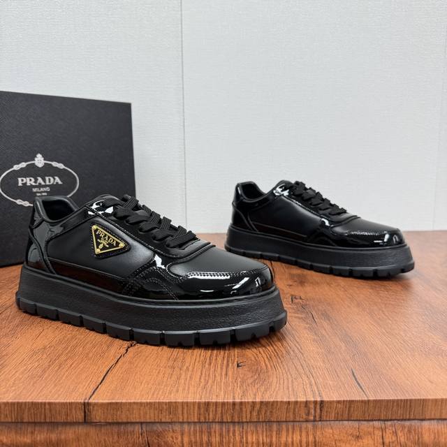 Prada 普拉达 新款男士拼接运动鞋 金标厚底休闲皮鞋！ 这款运动鞋融合优雅而创新的设计，采用亮面漆牛皮与光滑小牛皮打造，外侧饰以涂珐琅金属三角形徽标，鞋舌饰