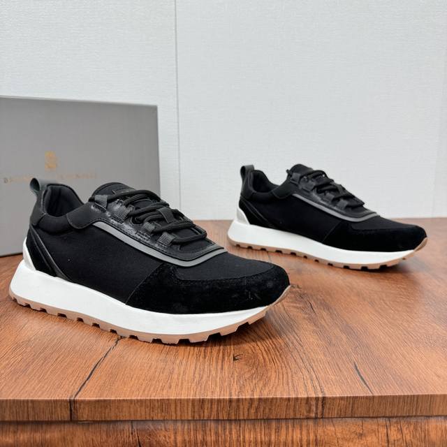 Brunello Cucinelli 新款拼色运动板男鞋 此款运动鞋面料采用意大利进口高丝光水洗翻毛皮和意大利进口压摔牛皮，立体感和亲肤感十足！鞋子拼色设计 款