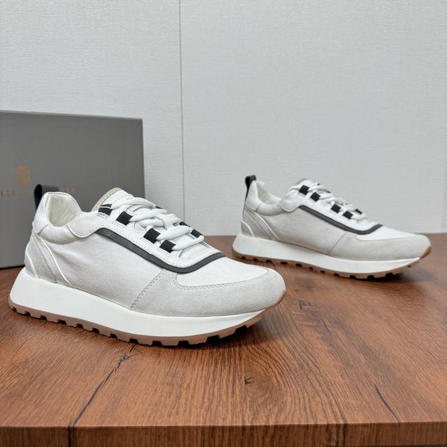 Brunello Cucinelli 新款拼色运动板男鞋 此款运动鞋面料采用意大利进口高丝光水洗翻毛皮和意大利进口压摔牛皮，立体感和亲肤感十足！鞋子拼色设计 款
