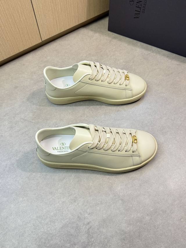 Valention 华伦天奴 -高端品质 原单休闲运动板鞋 -鞋面：纳帕小牛皮、品牌金属扣件、鞋舌.后跟品牌Logo -内里：水染羊皮 -大底：超轻Tpr 橡胶