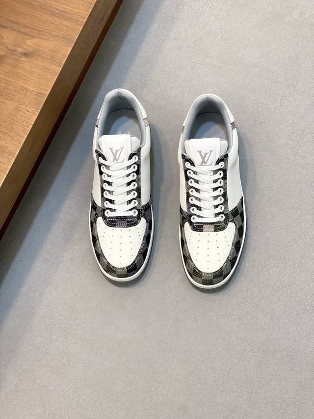 Louis Vuitton 路易威登 -高端品质 原单 -鞋面：纳帕小牛皮、高周波品牌Logo -内里：高弹力帆布布匹，透气网布垫脚 -大底：舒适Tpu成型大底