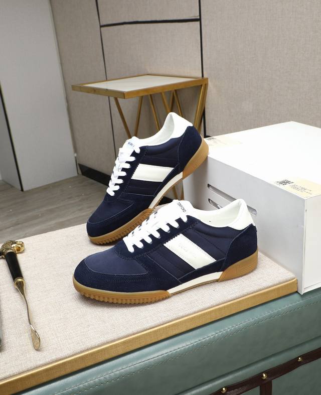 出厂价P 汤姆 Tom Ford 美国时尚轻奢2025爆款款Size：39-45Tom Ford来自欧美品牌，贸易原单，国内罕见，不易撞款 春夏穿到秋冬，跨越温