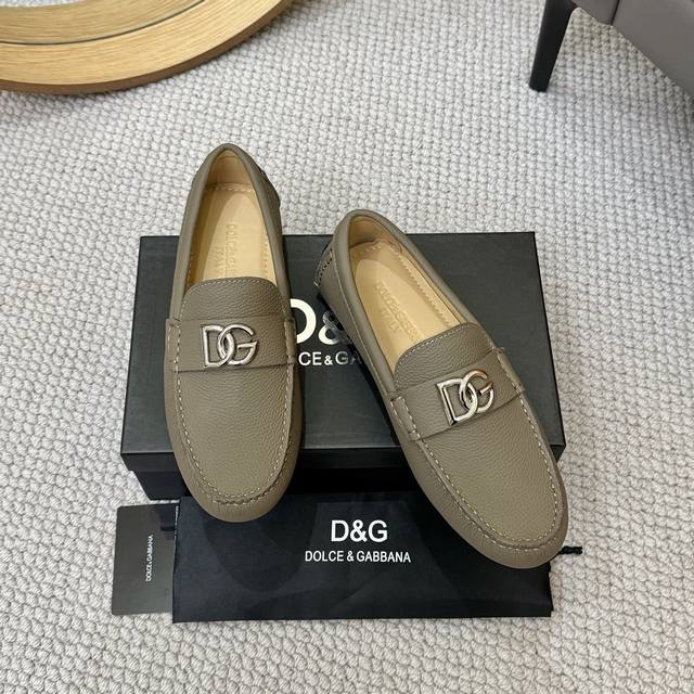 出厂价P 羊里 D&G杜嘉班纳新款休闲驾车豆豆鞋 ，最新爆款，顶端品牌奢侈～代购，顶级～质量 。 鞋面選用进口原版牛皮 全进口羊皮.内里 精细做工。原版个性时尚