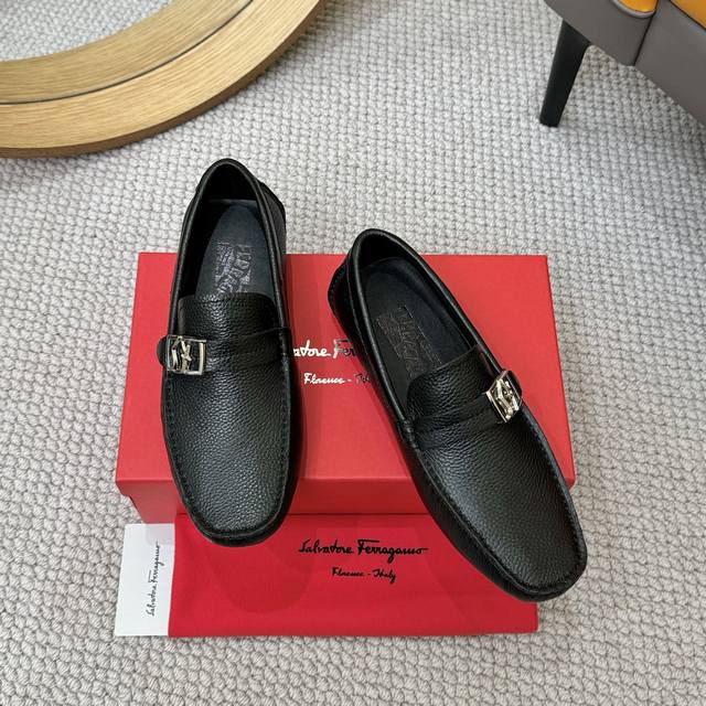 出厂价P 羊里 菲拉格慕Ferragamo2025新款系列鞋面意大利进口小牛皮、原版大底开模。水染绵羊皮内里。每一位成功男士的身份衬托，上脚大气稳重高端定制专柜