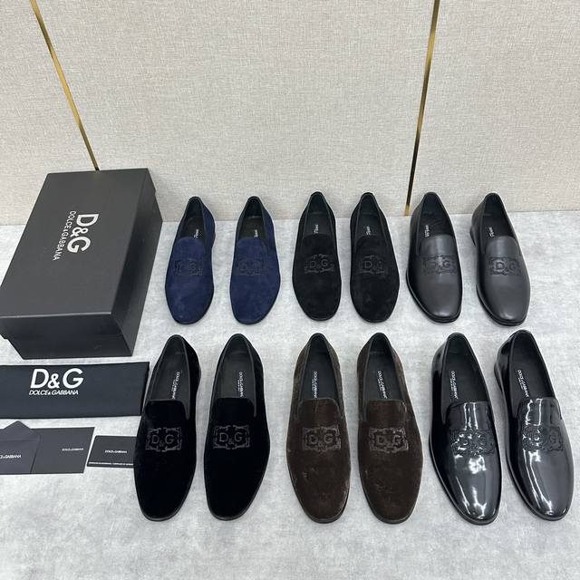D&G Ariosto系列莫卡辛便鞋 绒面男士乐福鞋皮鞋 以全新版本创意呈现。电脑绣花D G皇冠Logo标志性标牌装饰别具一格。 风格优雅考究，鞋面电绣皇冠徽标