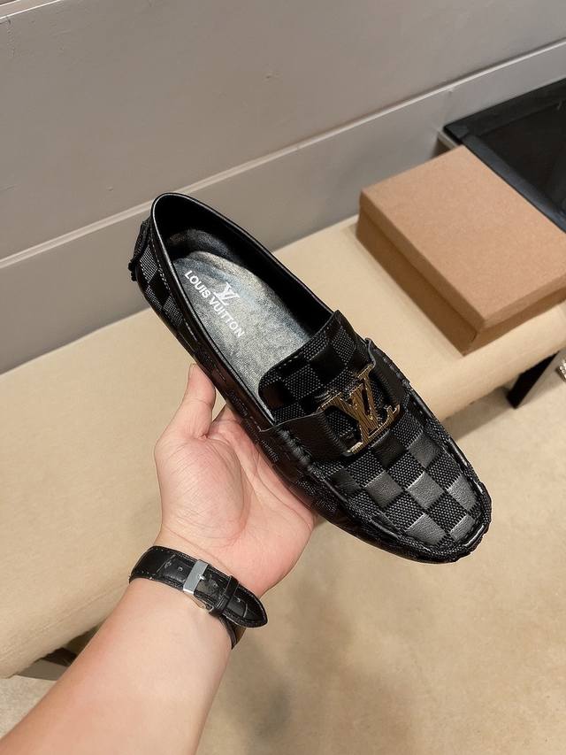 Lv，原版1:1....作为时尚界的活跃一族，以大胆创新为本色 ，为潮男们打造出这款高档套脚皮鞋 ，面料采用进口原版牛皮，舒适的头层猪皮内里. 时尚潮流，原版大
