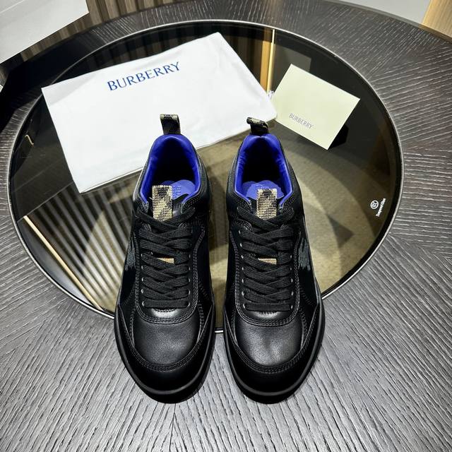 Burberry皮革 Matrix 运动鞋 高级时装秀系列运动鞋，首次亮相于品牌 2025 夏季时装秀。选用意大利精制皮革面料打造，融入同色系缉明线细节，灵感源
