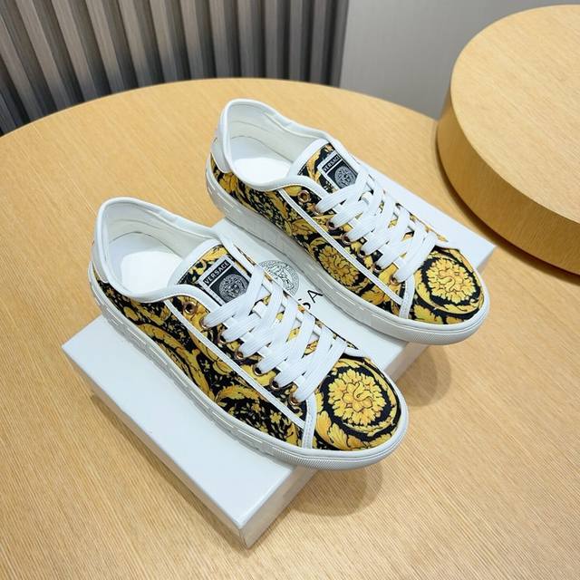 实价 Versace 范思哲男士新款上市 原单品质 官网同步鞋面选用原版电绣飞织头层羊皮垫脚，完美造型顶级品质，橡胶耐磨大底，鞋型饱满，立体感十足超级百搭 高档