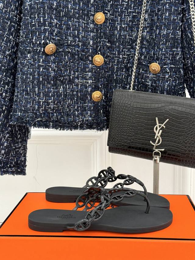 厂价 HermèS 爱马仕经典猪鼻子链条 夹脚人字拖鞋 蜈蚣精的鞋柜没它可不行 性价比超高的链条拖 Yyds！ 鞋面哑光和亮面交错 立体感满分 所有部件都是单独
