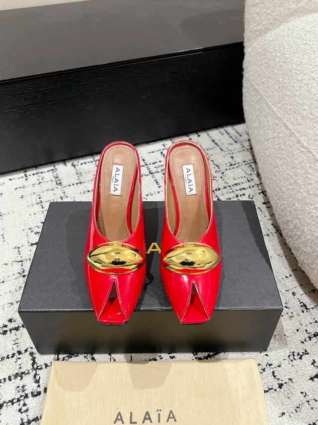 光面 铁扣 Alaia 25 新款鱼嘴高跟拖鞋 人气超高的Alaia 纯手工制作，每一双鞋都好看，美在心尖儿上 这双鞋真的可以算是任何一套穿搭上的点睛之笔，优雅