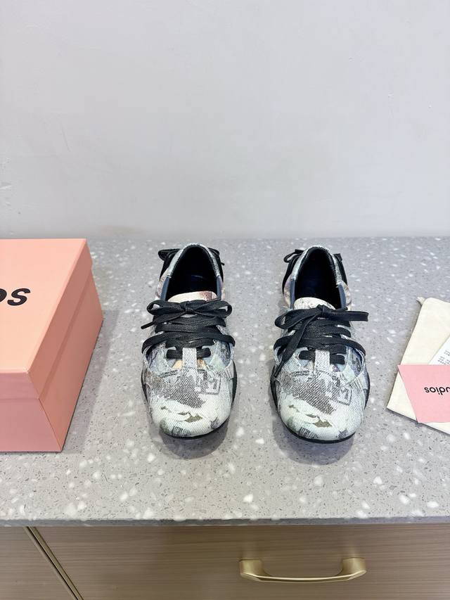 牛仔印花 Acne Studios 24Fw 丹宁牛仔布 芭蕾舞鞋 休闲 运动鞋 原版购入开发 做货 绑带鞋重新构想了芭蕾舞鞋的轮廓，采用牛仔风格的饰面和后部的