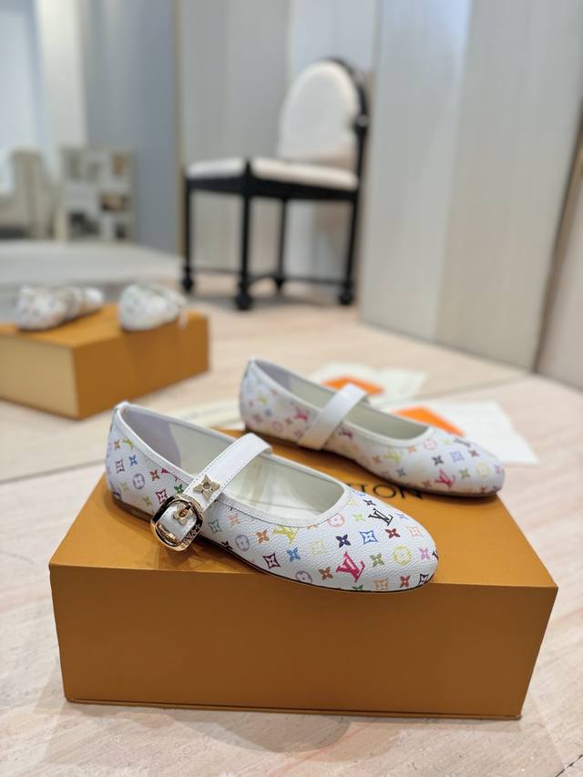 出厂价pp： Lv 路易威登 25早春新款 顶级版本原版一致 专柜主打最新款 Lv X Tm Romy 村上隆联名款芭蕾鞋 硬货上新精美四角花扣件 Bs代购级别