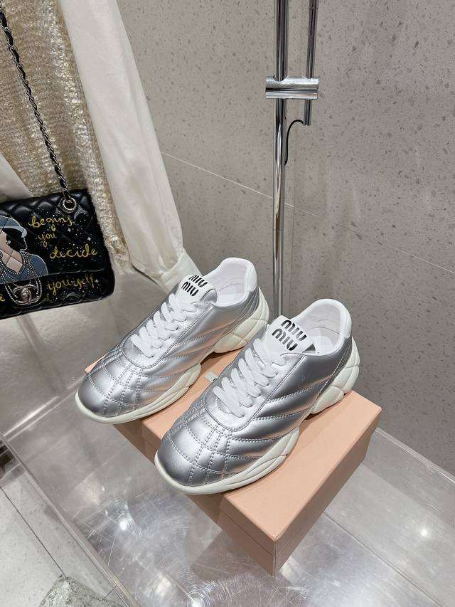 Miumiu缪缪走秀款棒球鞋 系带休闲鞋增高百搭小白潮鞋 新出的‘舒适度真的让人一整个心都融化鞋型整体都狠秀气不笨重、圆头休闲鞋 鞋面: 原版金属牛皮内里:金属