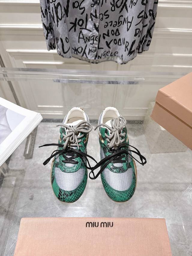 出 Miu Miu 25Ss 春夏新款走秀德训鞋 休闲鞋 运动鞋 面料：进口对版透气网布 内里：原版内里 大底：原版鞋底 Size：情侣款35-41