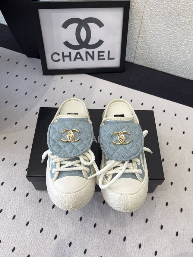 Chanel春夏新款半拖拖 超级喜欢这系列了 换上这款书包扣帆布鞋 感觉整个人心情都超级Nice 进口牛皮 帆布鞋面 牛皮内里 原版耐磨Tpu大底 Size：3