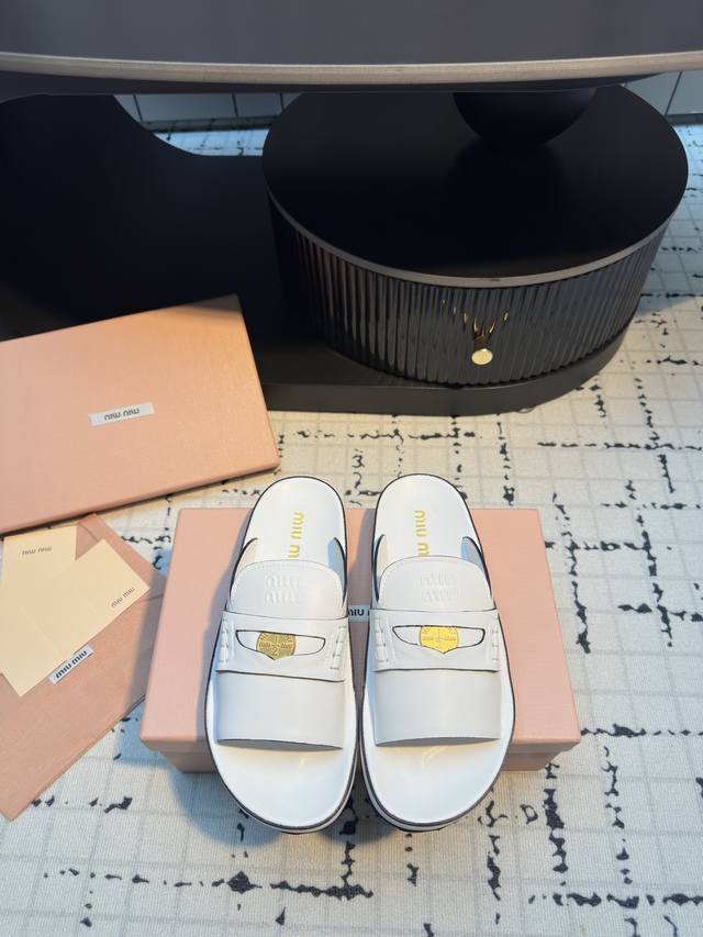 miu Mi* 25Ss 春夏新款 金币沙滩拖鞋 现在的Miu怎么也香里香气的了，但是Miu家的更秀气，橡胶大底更实用，三维立体效果 金属字母微标富有撞色效果，