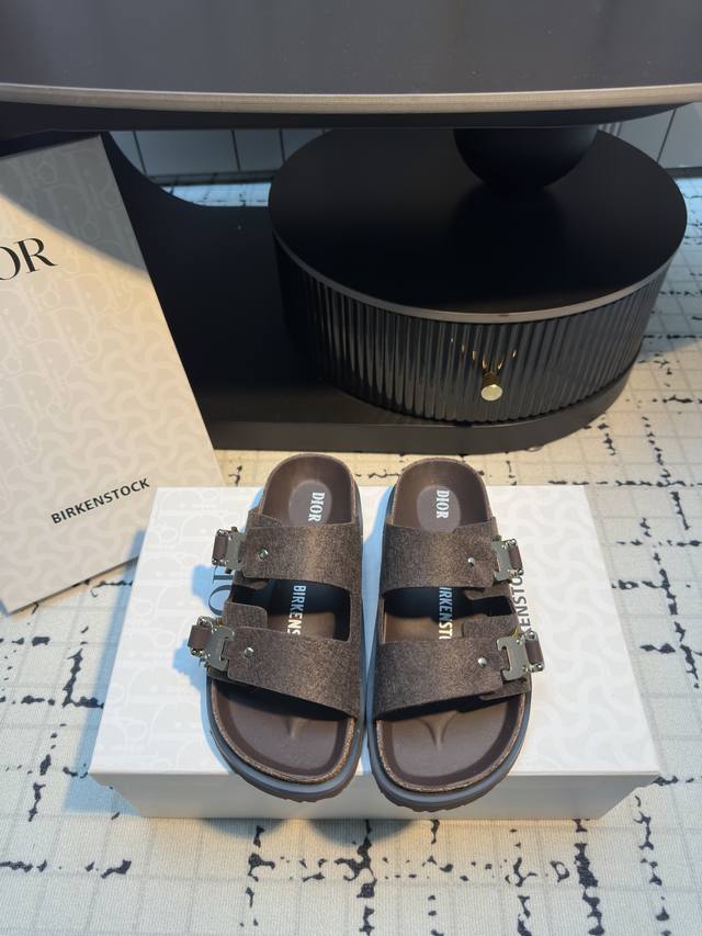birkenstock X Dior情侣款全球限量联名款，联名单品重新诠释 Tokio 穆勒鞋和 Milano 凉鞋这两款勃肯标志性单品，将实用功能与优雅风范相