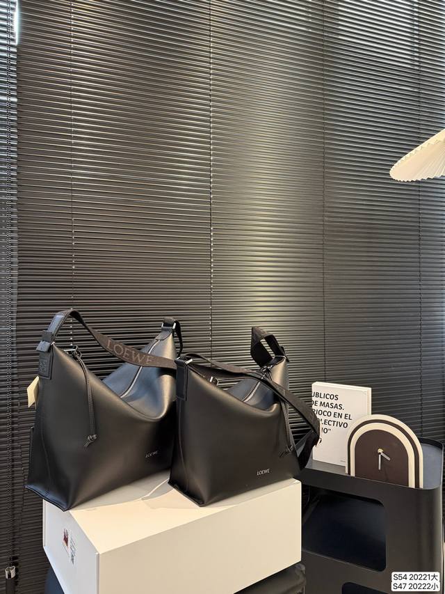 大号 小号 配折叠盒子 纯皮罗意威Loewe Cubi斜挎包 Loewe 男女通用款 大尺寸适合男生 小尺寸很适合女生 自配一根全Logo斜挎肩带，可以调节长短