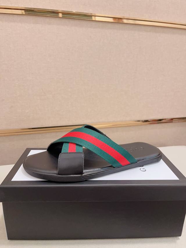 工厂P价 Gucci古奇拖鞋 男鞋高端品牌 官网1:1最新力作：原版开模定制，面料釆用进口原版材料制作，升级版大底，更轻便，防滑。市场顶级品质，简单不失品味，潮