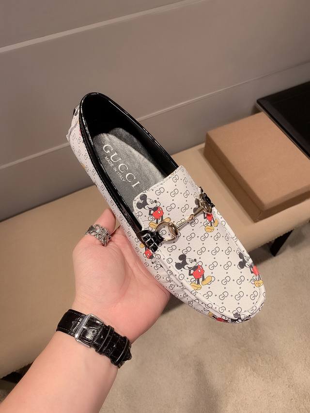 实价 ，Gucci官方旗舰店原单商务休闲豆豆鞋～四季潮鞋 专柜新款，1:1优质做工，鞋面:进口牛皮、舒适透气羊里，时尚懒人商务风设计，休闲乐福款，跑步鞋青年人最