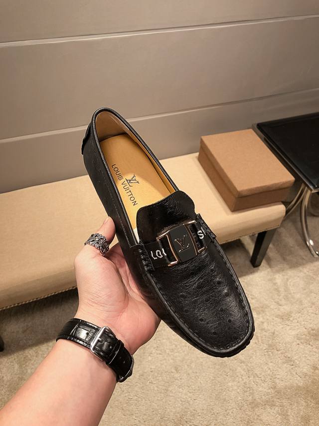 实价 ，Lv官方旗舰店正品，鞋面进口意大利头层牛皮，头层羊皮 不掉色 内里，原版进口耐磨橡胶底， 官网出品 精致优雅男士心备佳品，穿着舒适。精致简单鞋面尽显品牌