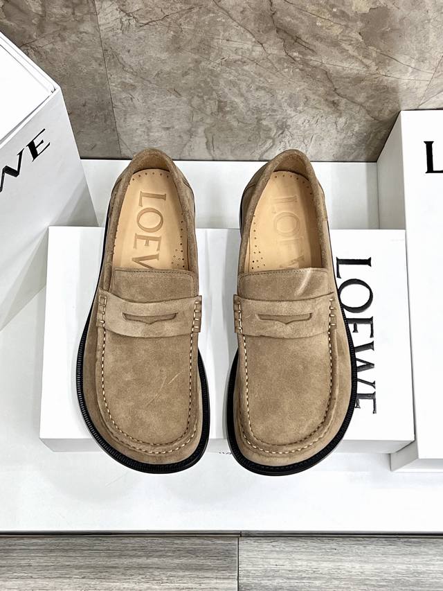 价 Loewe罗意威 代购级 最近大的热一款鞋，超可级爱 时髦精绝对不能过错的必入款，没任有何繁杂装饰，质极感好的Vintage感，纯粹和极简得做利落又诗意 超