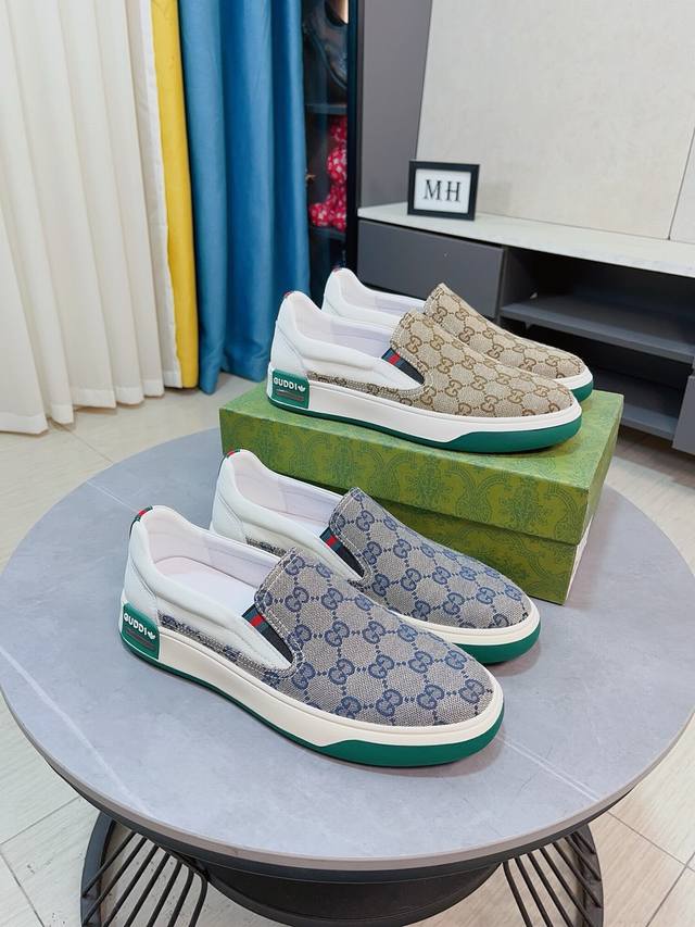 出厂价P Gucci 古奇 最新時尚休闲男鞋，潮流百搭之款，轻松运动风，鞋面意大利进口头层牛皮 真皮内里 加超精细做工。原版个性时尚橡胶耐磨大底，上脚轻巧舒适，