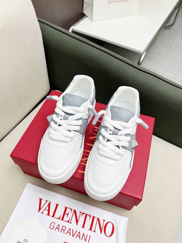 valentino 最新夏季透气时尚 情侣 款 ，厚底的独特设计时尚一族特现脚瘦一款百塔的时尚产品 面料：鞋头采用A级丝绸小牛皮；鞋胆采用透气材质空气层网格塔配
