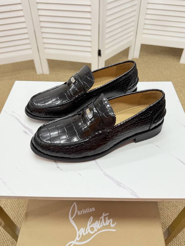 christian Louboutin Cl皮鞋，汲取90年代街头风格灵感，展现品牌美学与无畏不羁的时髦态度。采用多种材质混搭打造。39 45 45定做不退换