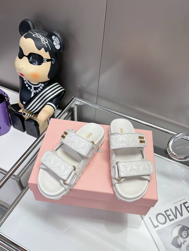 p直销 Miumi*春夏新款平底小羊皮凉鞋拖鞋 顶级版本 Zp开发 原版拆卸 对版菱格纹 秒杀市面普通版本，Miumiu真的太少女啦！小羊皮超级软糯 舒适度超高