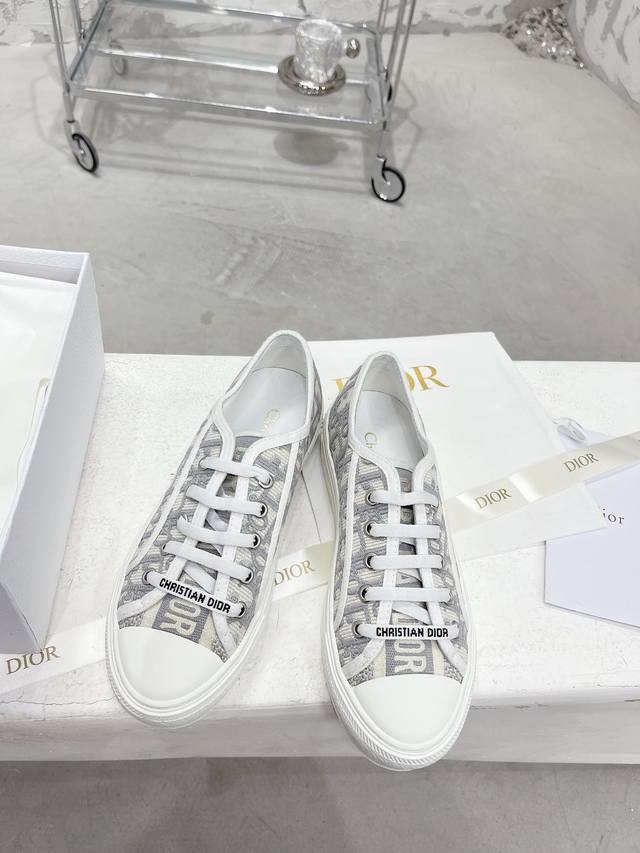 p直销P直销 Walk N Dior 刺绣帆布鞋平底休闲鞋 情人节限定款板鞋系列 全棉丝双面立体刺绣，正品店抢购排单爆款，Ins明星网红凹造型秀。 此款鞋所有材
