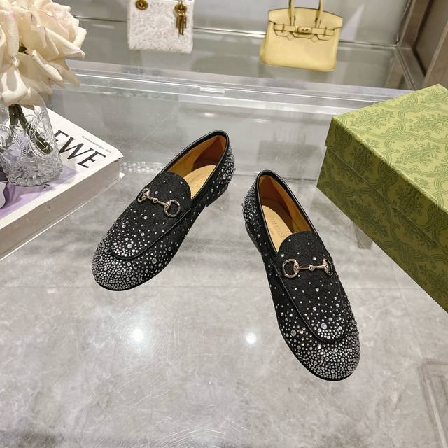 p直销 真皮底+50 酒红G钻 35-41 41 42定做 作为Gucci设计传承的杰出代表，Jordaan系列饰马衔扣乐福鞋生动彰显经典优雅格调。这款鞋履采用