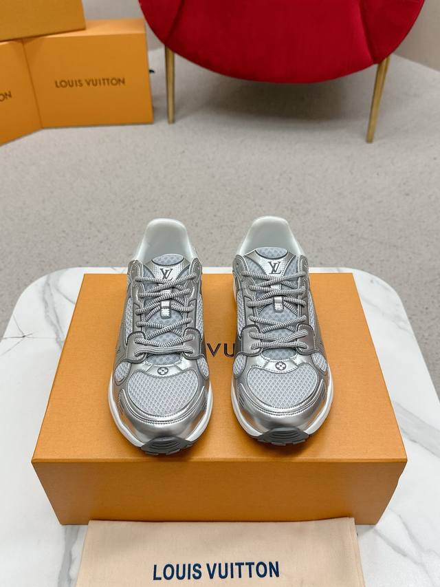 实价： 情侣款 Lv 路易威L家 驴牌 最新Olympia系列 情侣款 银角大王 休闲 运动鞋 跑鞋 本款 Lv Olympia 运动鞋融合网格面料与金属质感合
