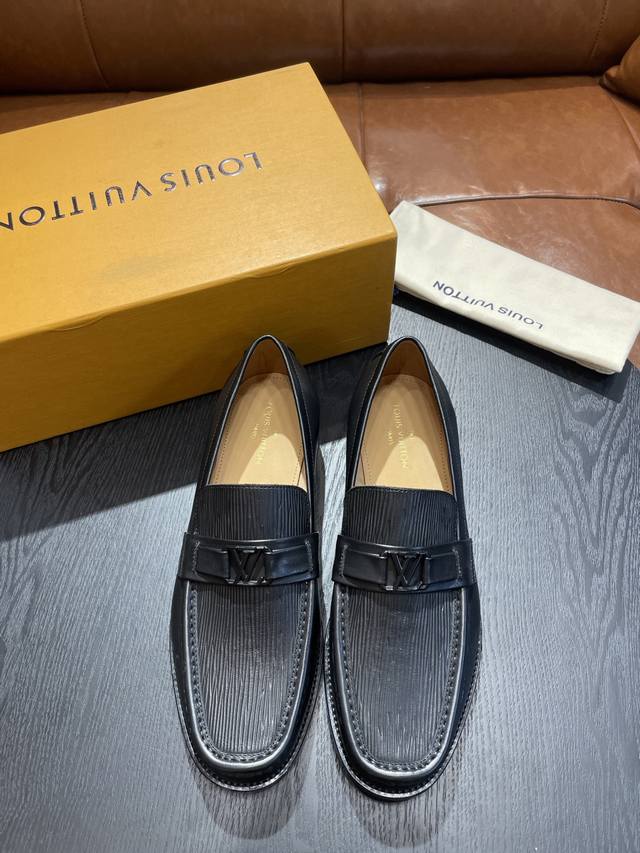 l家 Size:39-44 38.45定做 原单Lv官网男士休闲皮鞋，顶级原单复刻，采用进口开边珠小牛皮／经典老花，极强质感，小牛皮透气内里，原版大底，防滑耐磨
