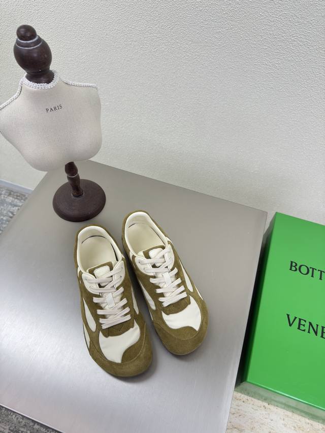 实价： Bv Orbit Flash 运动鞋 情侣款老爹鞋 橄榄绿 配 米白羊皮 Runner运动鞋， 采用轻质科技网布面料高丝光牛反绒皮 小羊皮内里 搭配几何