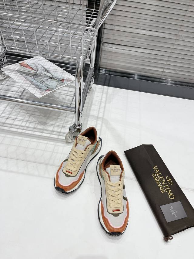 实价： 情侣款顶级版本 Valentino华伦天奴V家 新款Netrunner系列 休闲 气垫 情侣运动鞋 原版购入开发 做货 各种色彩搭配吸睛十足，激活魅力无