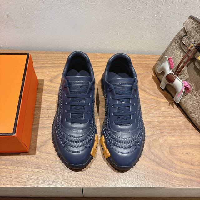 实价： Herme S Ss25 New Arrival～ 专柜大热情侣款，H家配货首选鞋履！ 是爱马仕经典款 每一季都会出很多颜色 绝对是最值得买的配货之一