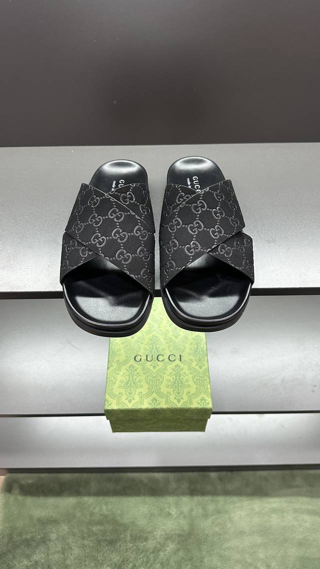 g家 新款 男码39～45， 46.订做 这款拖鞋采用 Gg 聚酯纤维制成，正面饰有 Gucci 标签，为款式增添了醒目的徽标感。 “Gucci Made In