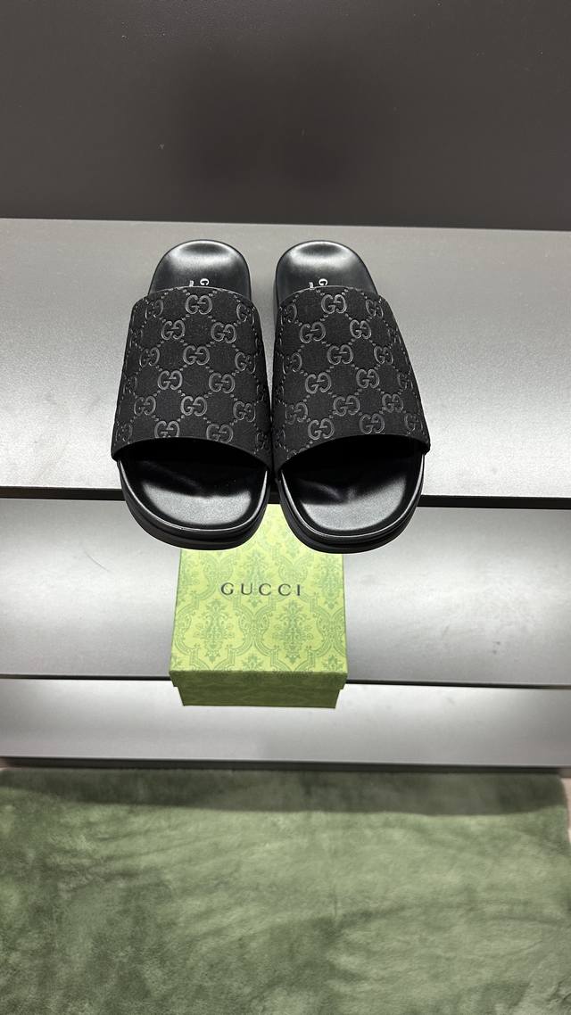 g家 新款 男码39～45， 46.订做 这款拖鞋采用 Gg 聚酯纤维制成，正面饰有 Gucci 标签，为款式增添了醒目的徽标感。 “Gucci Made In