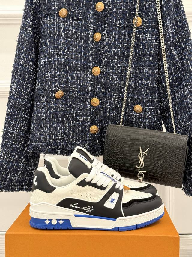厂价 L＊V驴牌经典情侣款商务定制休闲运动板鞋 Lv Trainer 运动鞋融合正绒面牛皮革和粒面牛皮革。繁复鞋面和注胶橡胶外底延续标志性元素，橡胶L字母点缀鞋