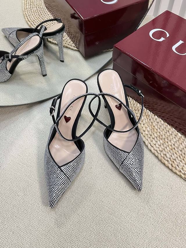 gucci 24Ss春夏新款 G家尖头满钻交叉V型系列，经典再现，简约设计高雅品质，鞋面以真丝贴钻材料匠心打造，鞋面缀饰满钻绚亮眼，后带着釆用松紧带五金品牌扣设
